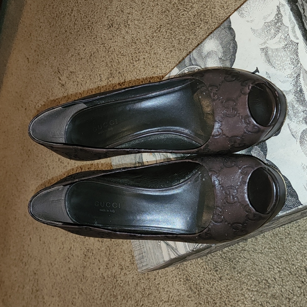 Great condition Gucci Shoes size 37